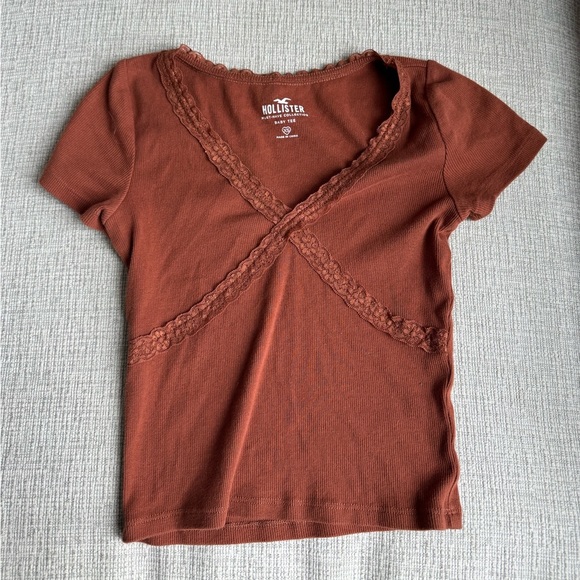 Hollister Women's Short Sleeve Top in Deep Rust - Picture 1 of 2